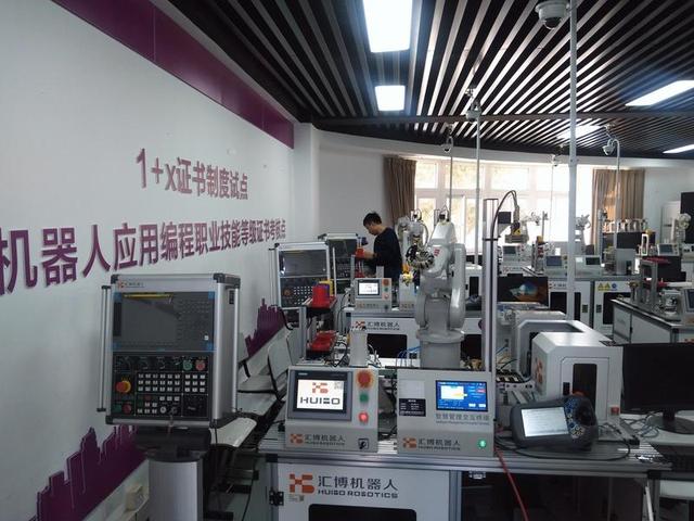 虚拟仿真实训黑灯工厂助力职业院校数字化转型
